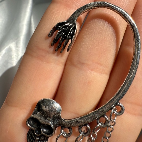 Halloween gothic Silver Skull Chain Ear Cuff - Picture 5 of 8